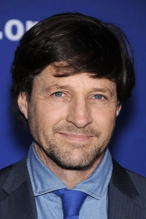 Tim Guinee interpretando a Thomas