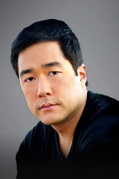 Tim Kang interpretando a Dr. Ken