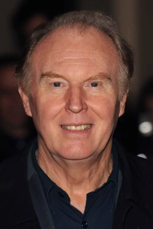 Tim Pigott-Smith interpretando a Narrator (voice)