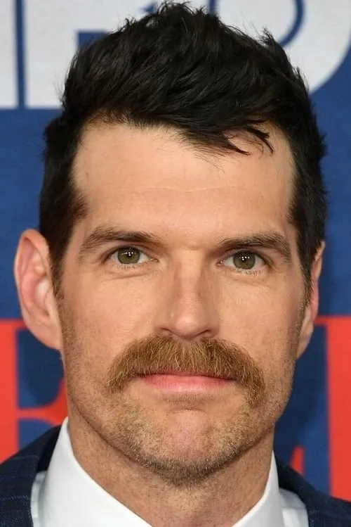 Timothy Simons interpretando a Father Murphy