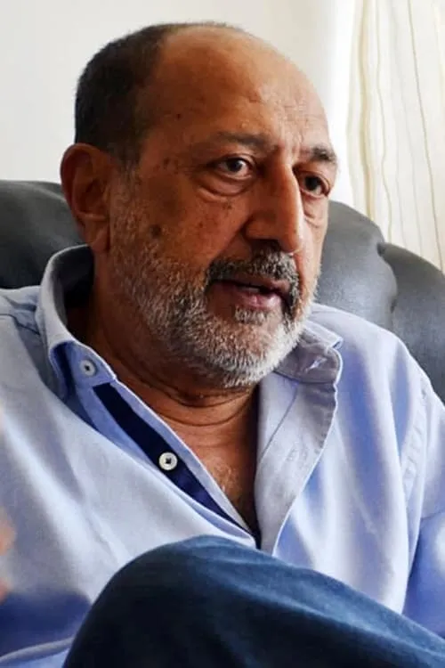 Tinnu Anand interpretando a Anurag Khanna