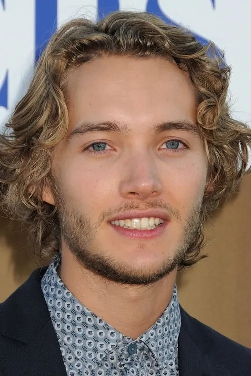 Toby Regbo interpretando a Narrator (voice)