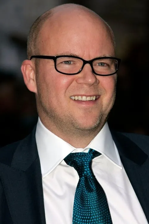 Toby Young interpretando a Self