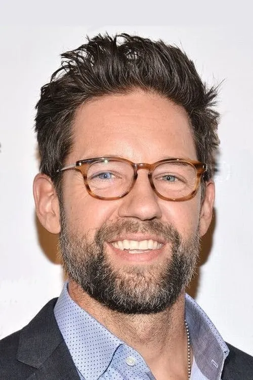 Todd Grinnell interpretando a Neil