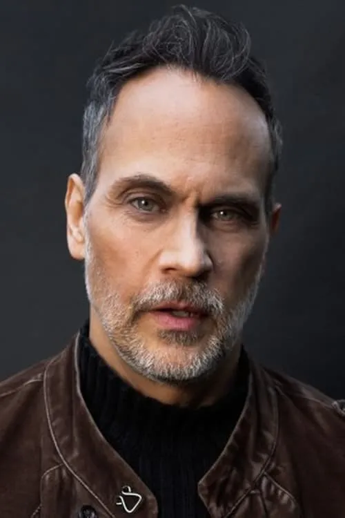 Todd Stashwick interpretando a Z'Oiseau