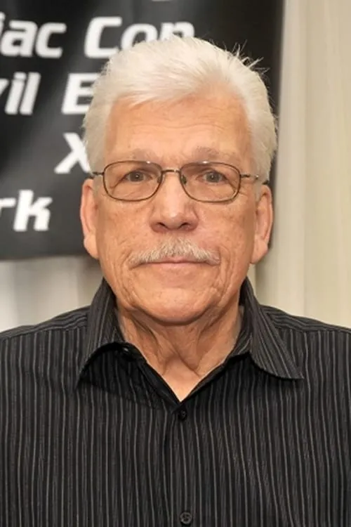 Tom Atkins interpretando a Roy