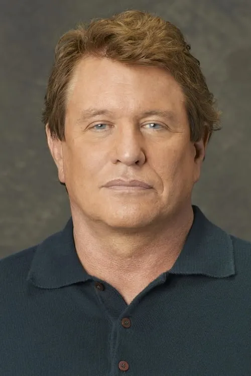 Tom Berenger interpretando a Steven Luisi