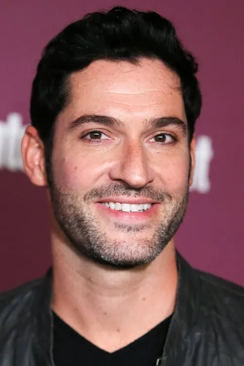 Tom Ellis interpretando a Plumber