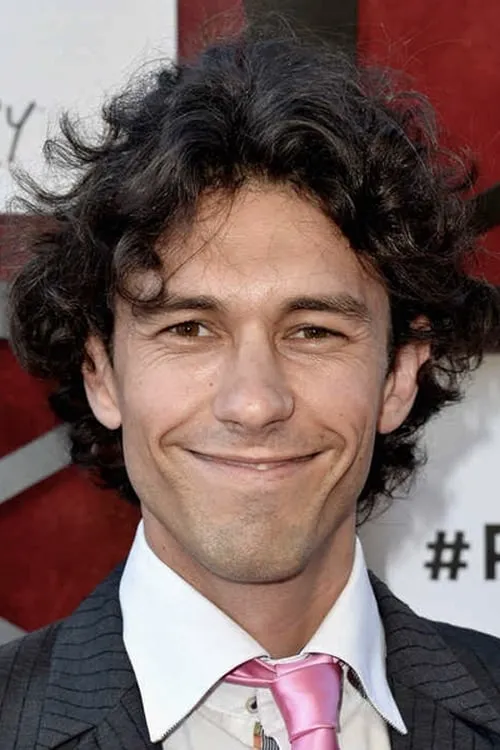 Tom Franco interpretando a Self