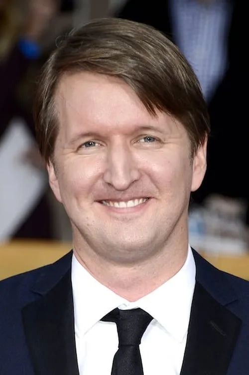 Tom Hooper interpretando a Self