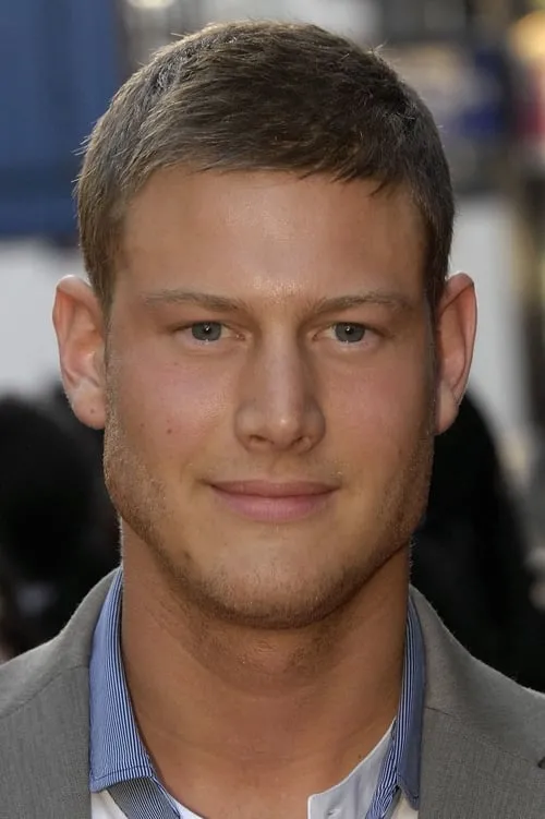 Tom Hopper interpretando a Grant LeClair