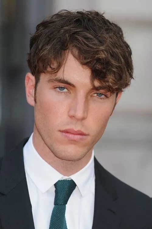 Tom Hughes interpretando a Max Hare