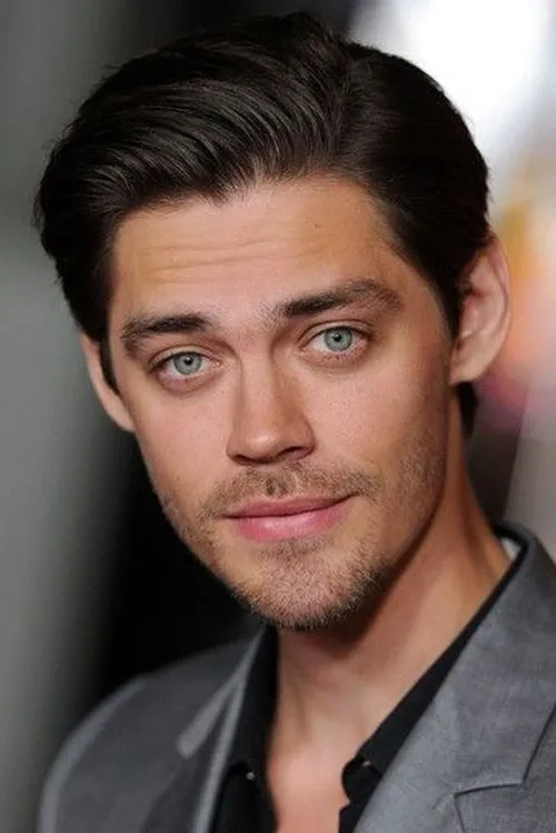 Tom Payne interpretando a Jason