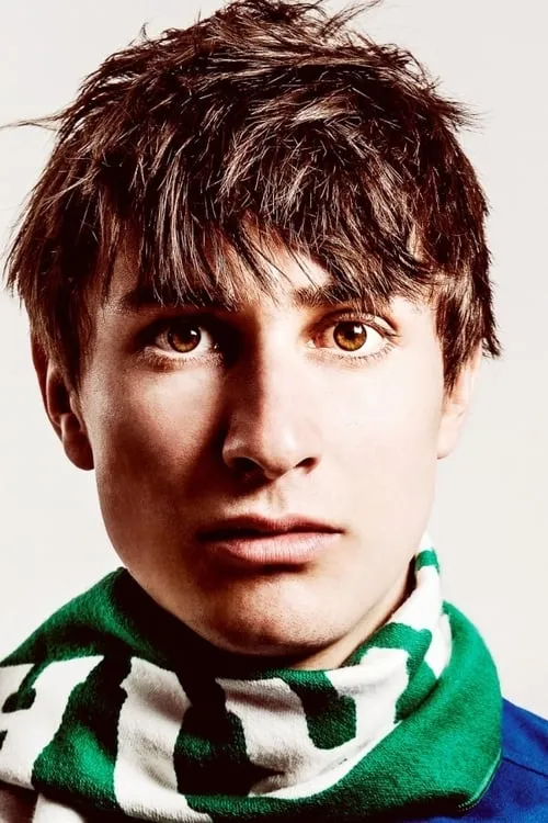 Tom Rosenthal interpretando a Tommy