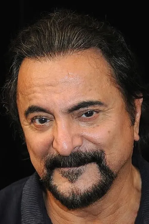 Tom Savini interpretando a Himself