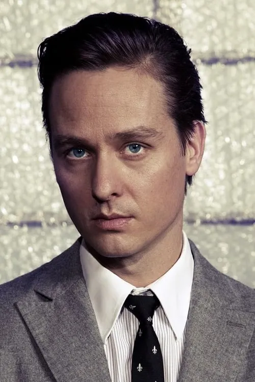 Tom Schilling interpretando a 