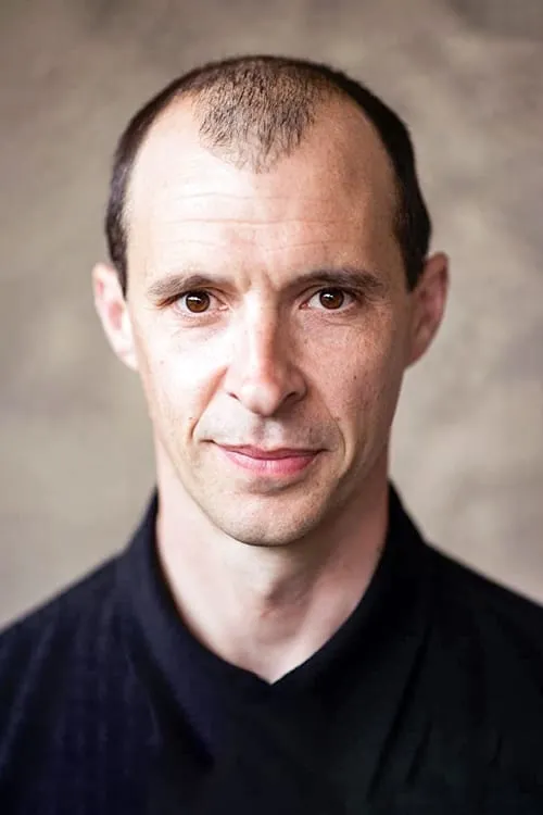 Tom Vaughan-Lawlor interpretando a Larry Marley