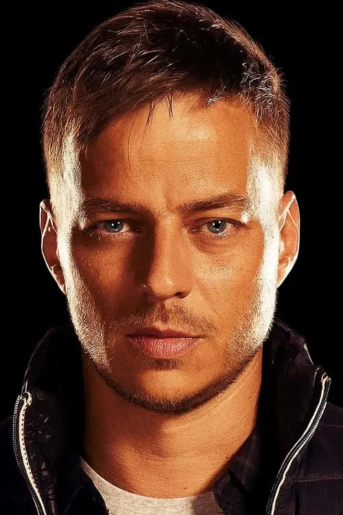 Tom Wlaschiha interpretando a Mercedes Driver