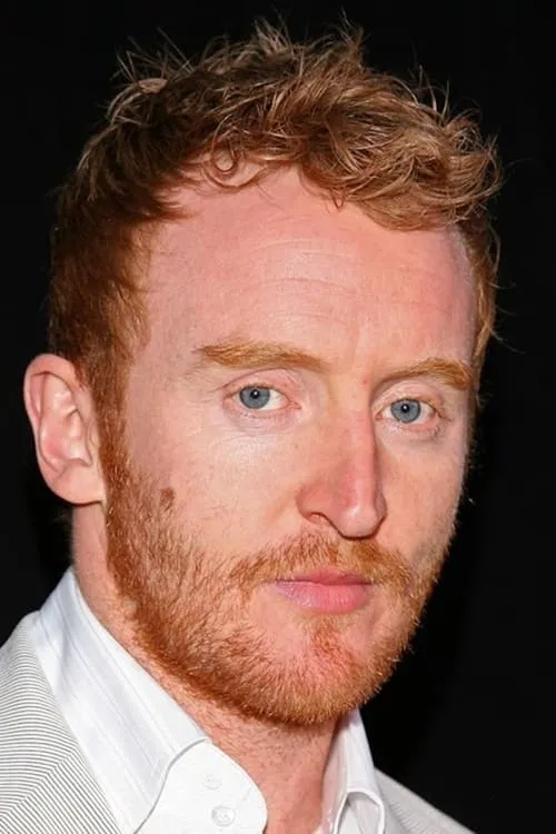 Tony Curran interpretando a John