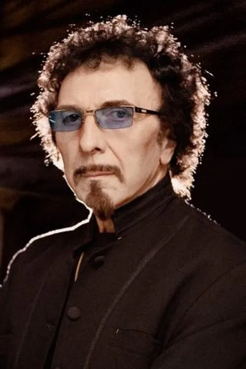 Tony Iommi interpretando a Self