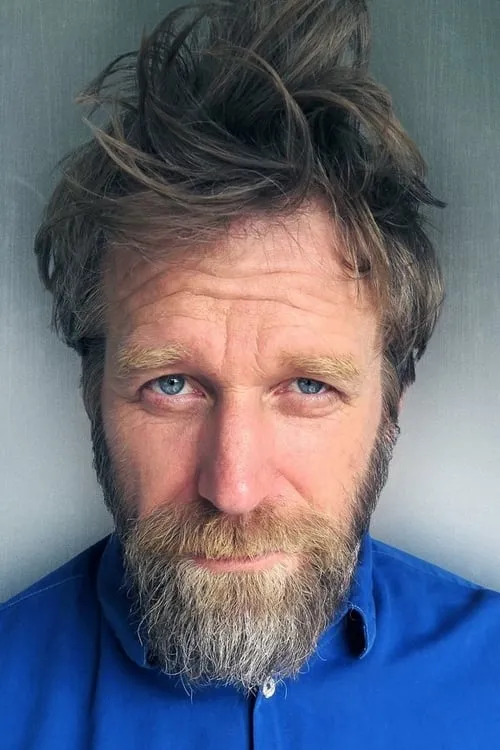 Tony Law interpretando a Self