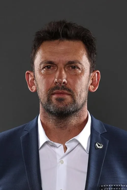 Tony Popovic en el reparto