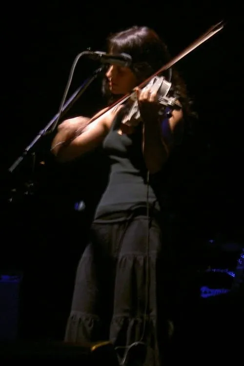 Tracy Bonham interpretando a Lead vocal, violin