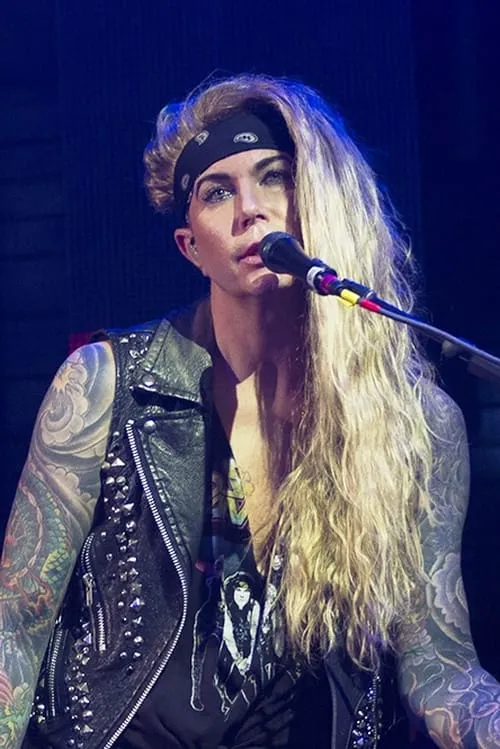 Travis Haley interpretando a Lexxi Foxx