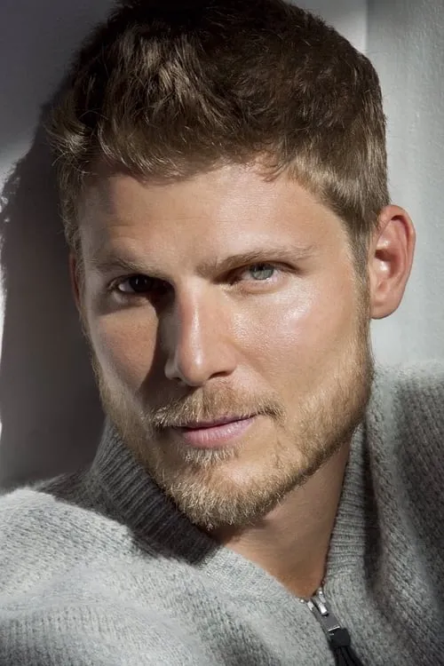 Travis Van Winkle interpretando a Greg