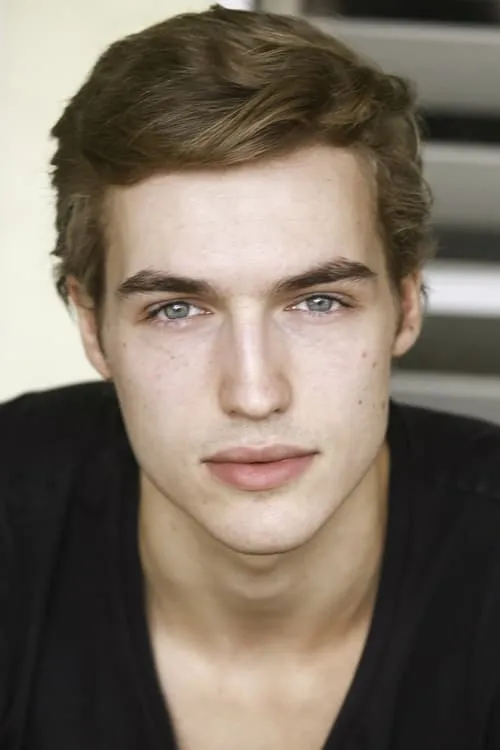 Trevor Stines interpretando a Josh Richards