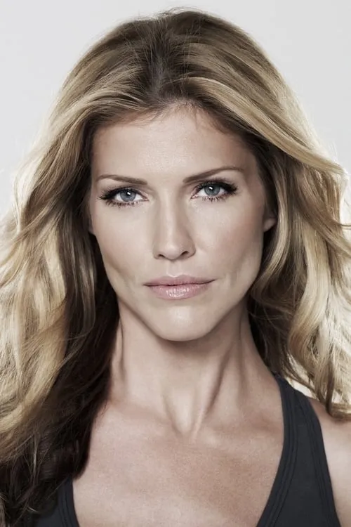 Tricia Helfer interpretando a Sarah Reed