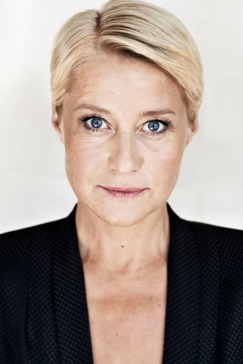 Trine Dyrholm interpretando a Orphanage Headmistress