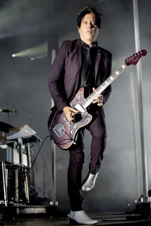 Troy Van Leeuwen interpretando a 