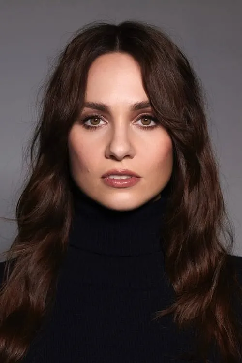 Tuppence Middleton interpretando a Iris Carr