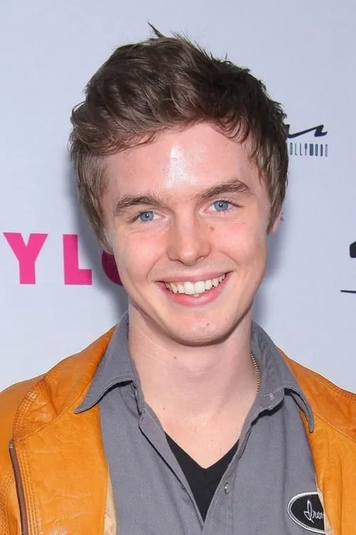 Tyler Johnston interpretando a Connor