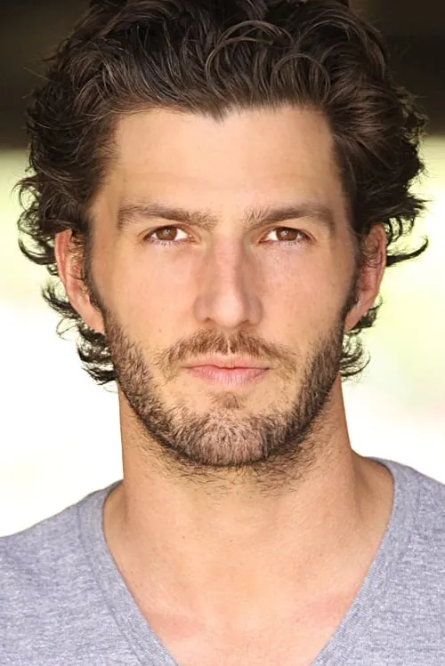 Foto de perfil del actor Tyler Jon Olson en el reparto