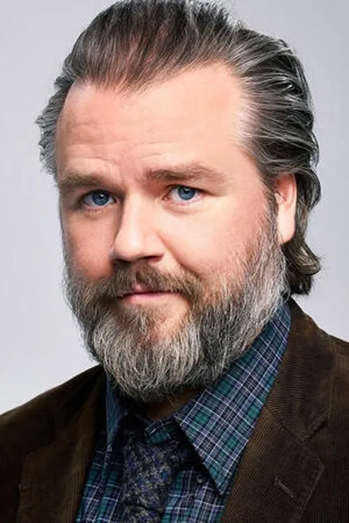 Foto de perfil del actor Tyler Labine en el reparto