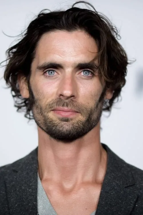 Tyson Ritter interpretando a Self