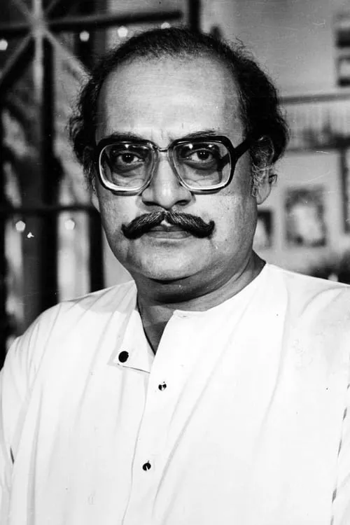 Utpal Dutt interpretando a Satya