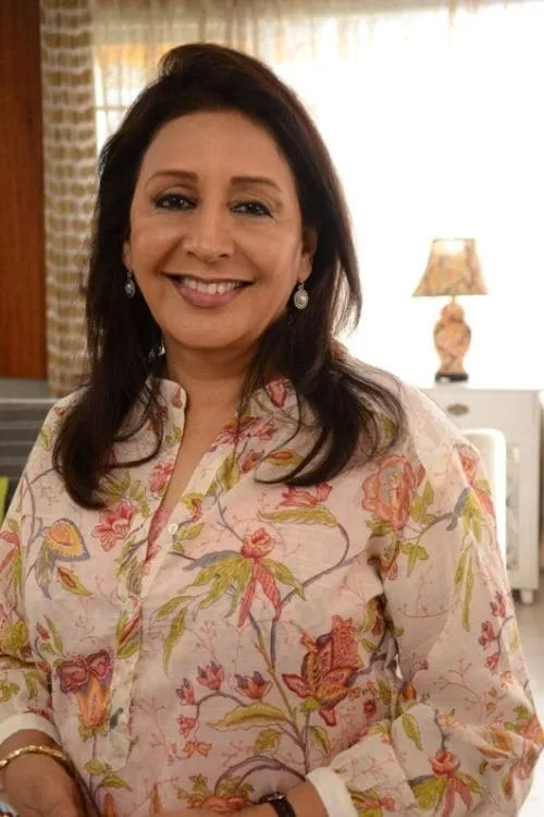 Vandana Gupte interpretando a Indira Karkhanis