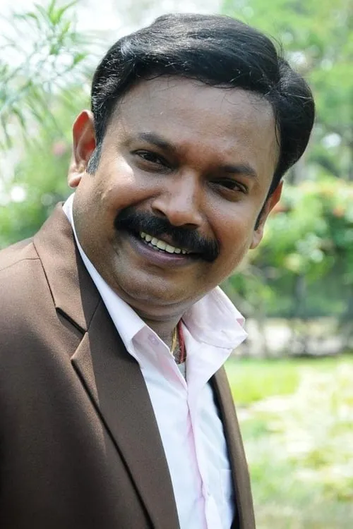 Venkat Prabhu interpretando a Udayappa and Muthappa's brother-in-law