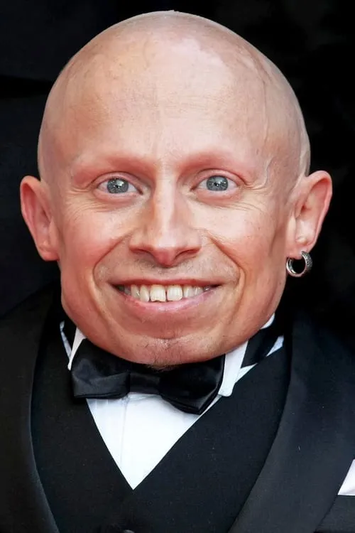 Verne Troyer interpretando a Coach Punch Cherkov