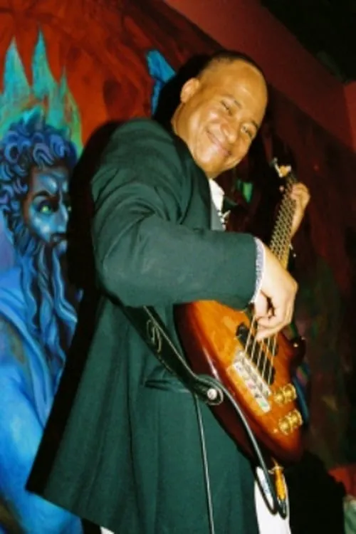 Víctor Miranda interpretando a Bass