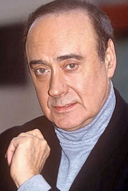 Victor Spinetti interpretando a The Historian