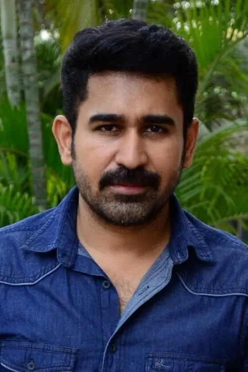 Vijay Antony interpretando a Karthik /Ashok/ Mohammed Saleem