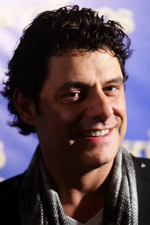 Vince Colosimo interpretando a Neville Bartos