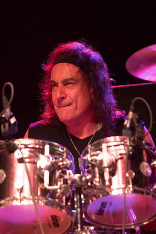 Vinnie Appice interpretando a drums