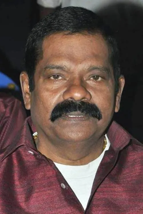 Vinu Chakravarthy interpretando a Major Malaisamy