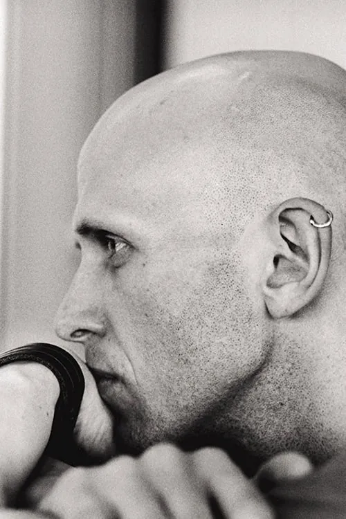 Wayne McGregor interpretando a Himself