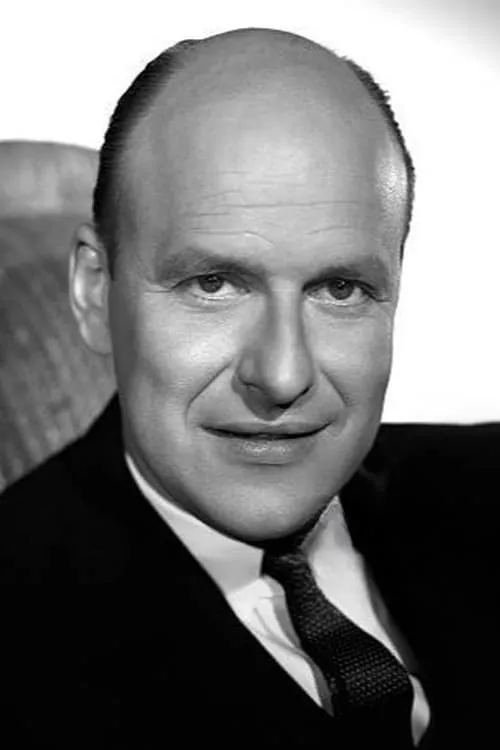 Werner Klemperer interpretando a Paul Renkov